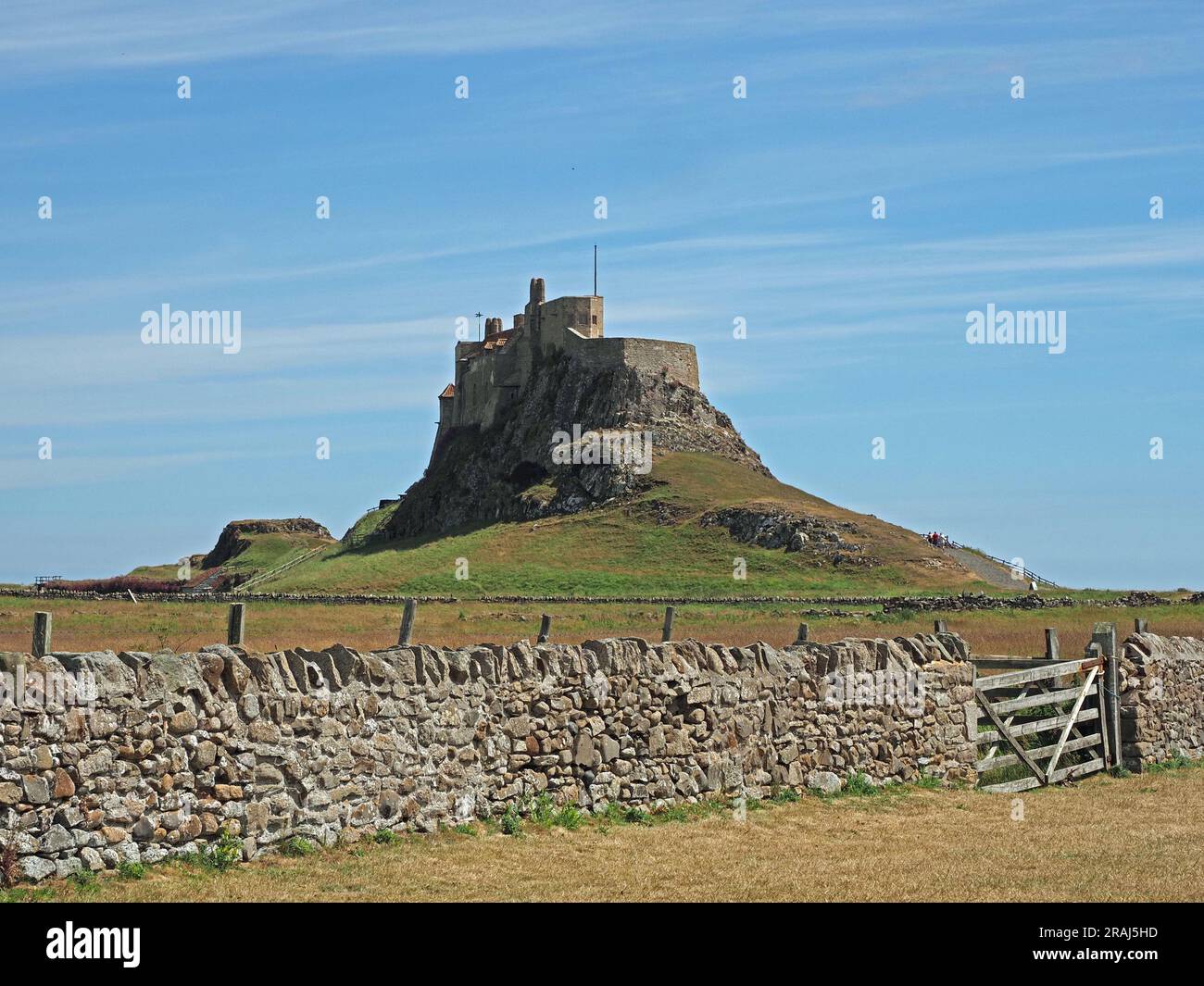 Vue ensoleillée classique du château de Lindisfarne sur la partie la plus élevée de la colline whinstone (Beblowe) sur Holy Island, Northumbria, Angleterre, Royaume-Uni Banque D'Images