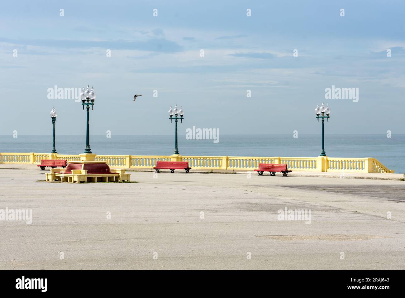 Promenade de Foz à Porto Portugal en bord de mer avec bancs Banque D'Images