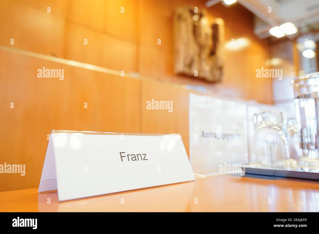 Karlsruhe, Allemagne. 04th juillet 2023. Une plaque signalétique portant l'inscription « Franz » se trouve sur une table dans la salle d'audience. La procédure orale de la Cour constitutionnelle fédérale examine la question de savoir si le NPD peut être exclu du financement de l'État partie. Credit: Uwe Anspach/dpa/Alamy Live News Banque D'Images