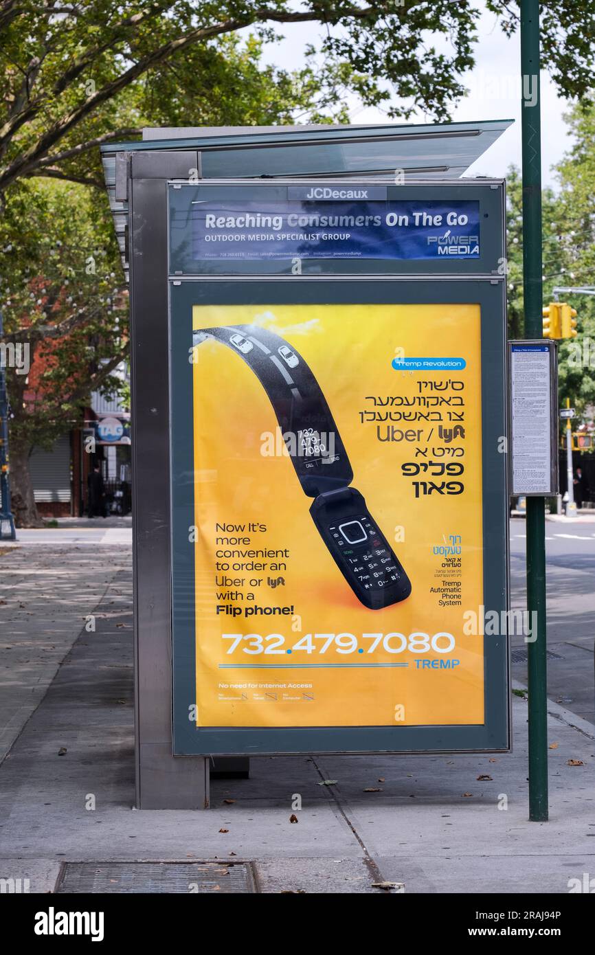 Une publicité en yiddish en anglais pour les téléphones à clapet qui soutiennent Uber & Lyft dans un quartier qui écarte les téléphones intelligents. A Brooklyn, New Yoek. Banque D'Images