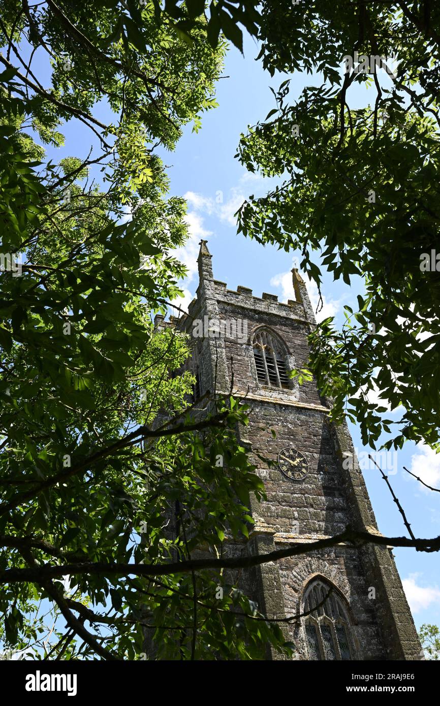 ST NEWLYN EAST CHURCH ET COUR TOMBALE AVEC PIERRES TOMBALES ET LIGNE DE CHEMIN AVEC PIERRES TOMBALES Banque D'Images