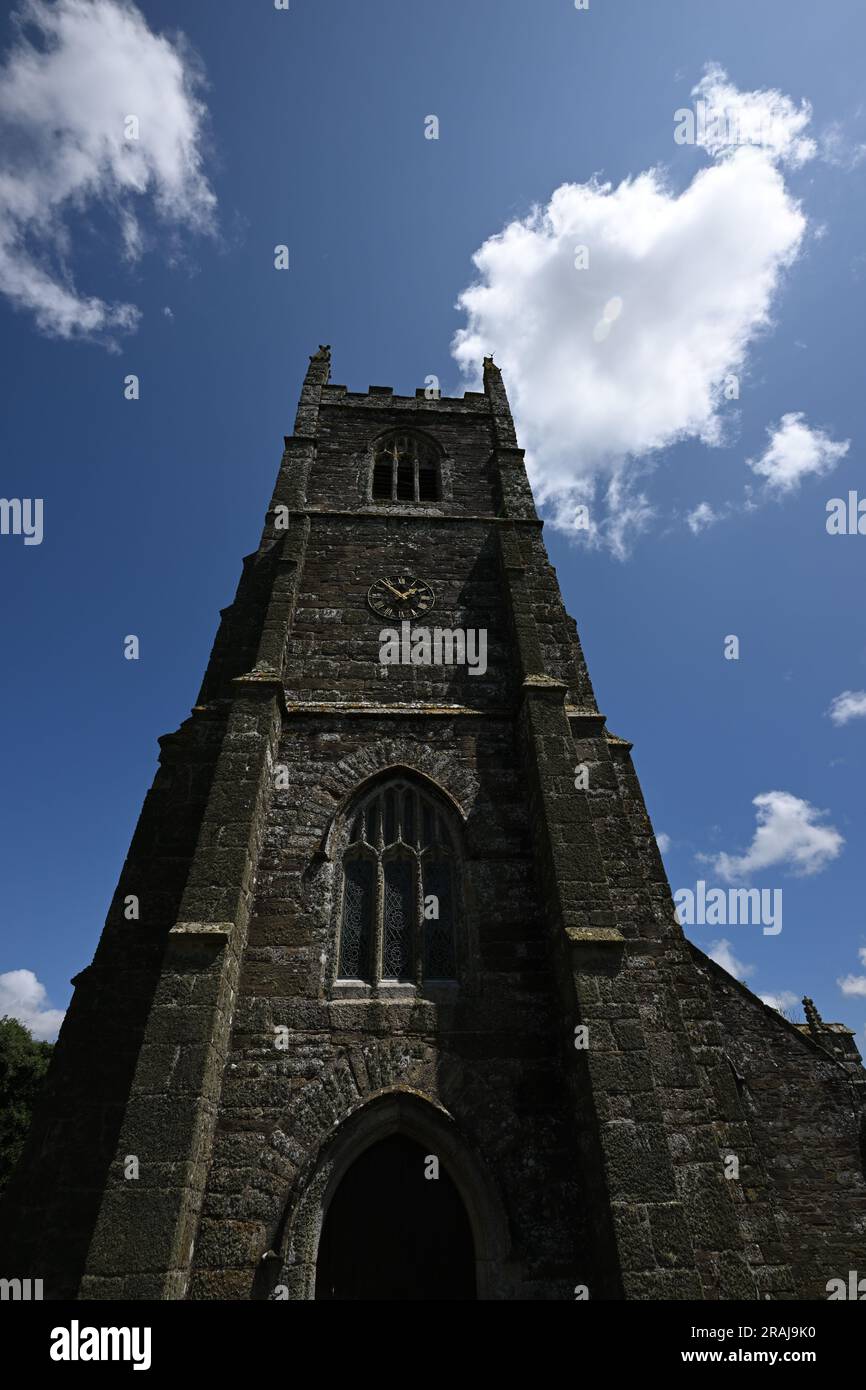 ST NEWLYN EAST CHURCH ET COUR TOMBALE AVEC PIERRES TOMBALES ET LIGNE DE CHEMIN AVEC PIERRES TOMBALES Banque D'Images