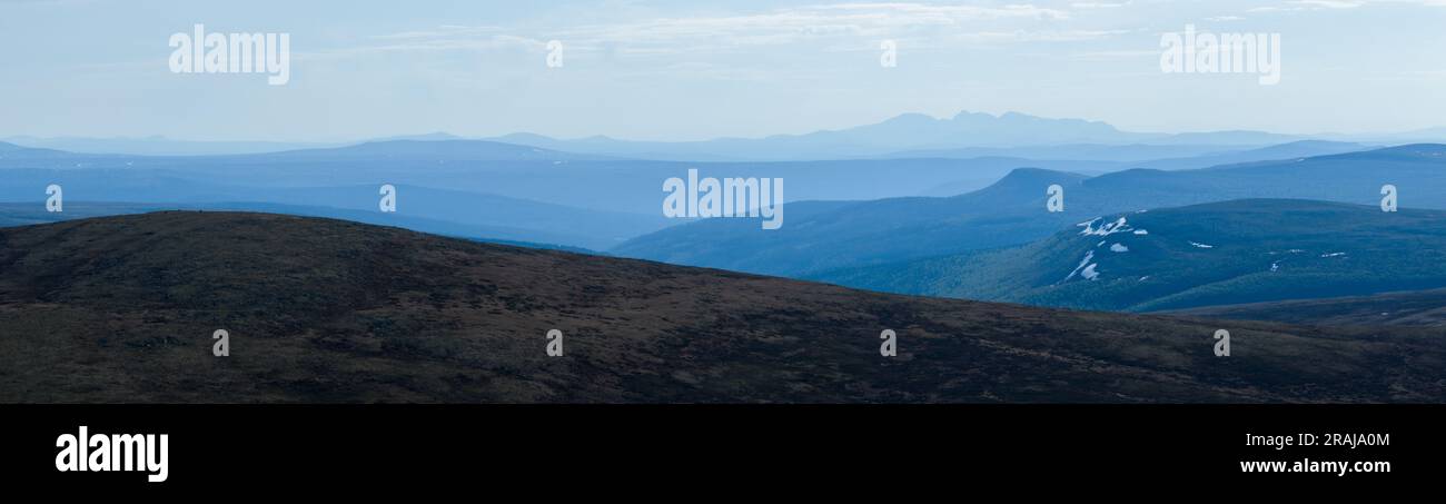 Vue panoramique du paysage montagneux en couches en Norvège Banque D'Images