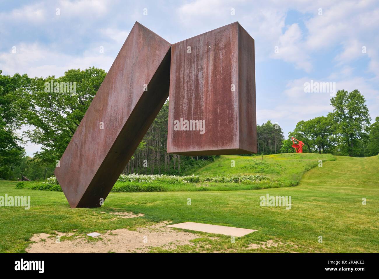 Une vue de la sculpture brutale rouillée, en forme de boîte, en forme de cube intitulée suspendue par Menashe Kadishman. Au Storm King Sculpture and Art Center à New Windsor, N. Banque D'Images