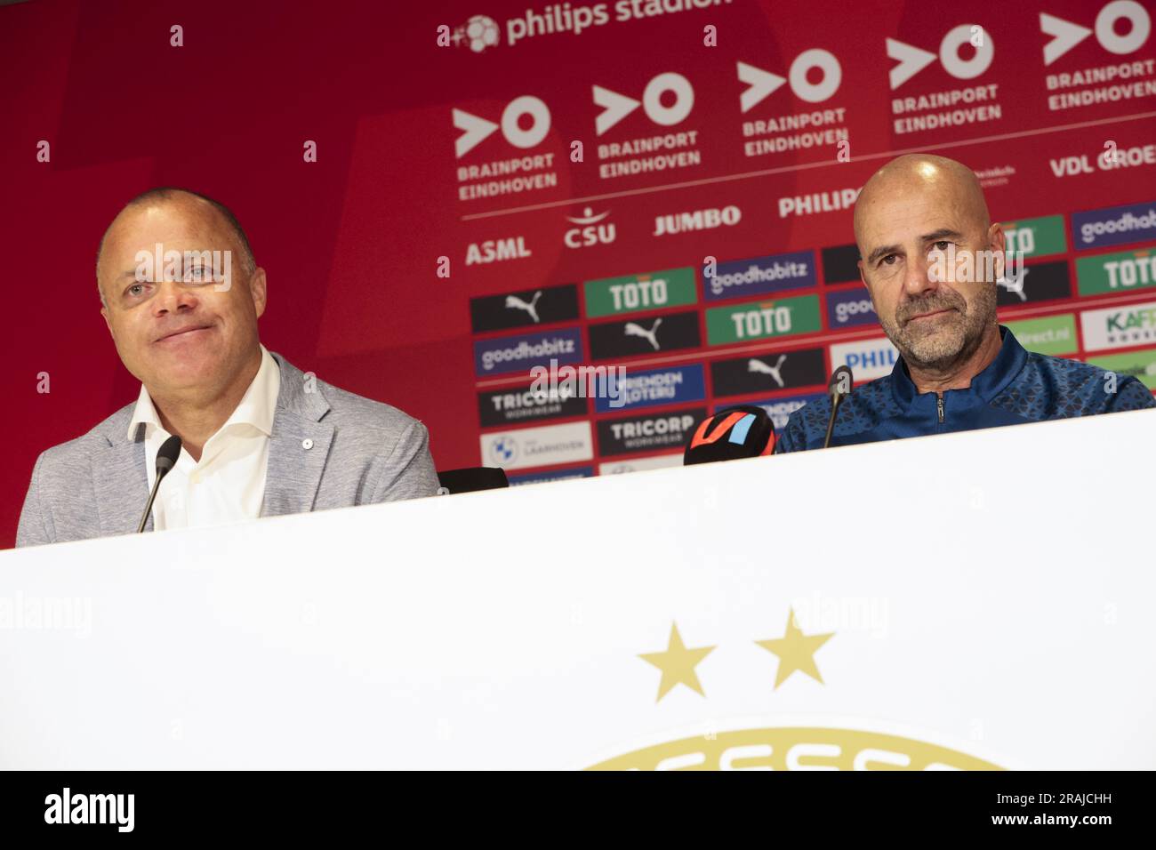 Eindhoven, pays-Bas. 4 juillet 2023. Le nouvel entraîneur en chef Peter Bosz (R) et le directeur des affaires de football Enid Stewart lors d'une présentation au stade Phillips sur 4 juillet 2023 à Eindhoven, aux pays-Bas. ANP JEROEN PUTMANS/Alay Live News pays-bas hors - belgique hors Banque D'Images