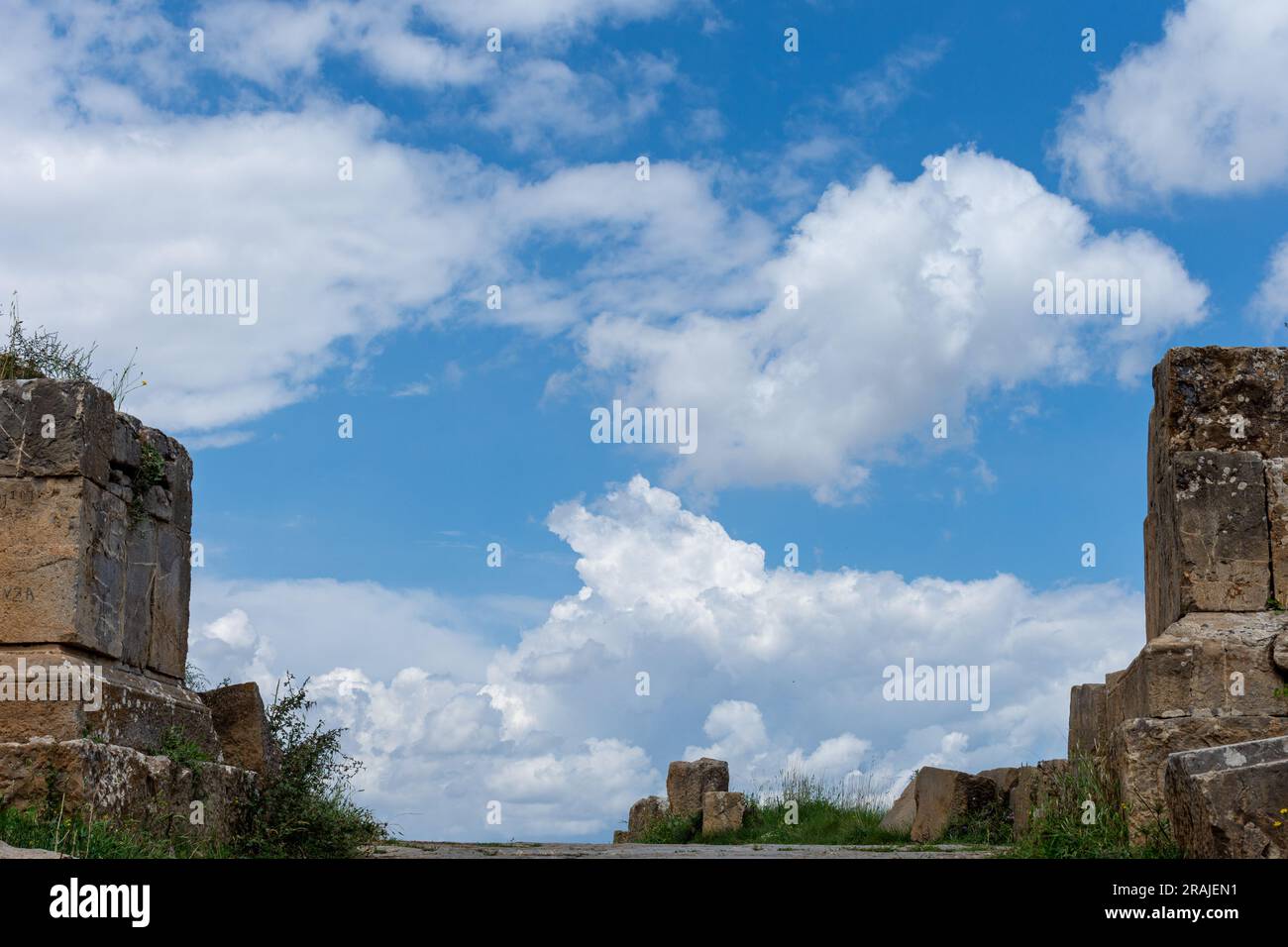 Ruines romaines dans l'ancienne ville de Cuicul à Djemila, Sétif, Algérie. Site du patrimoine mondial de l'UNESCO. Banque D'Images