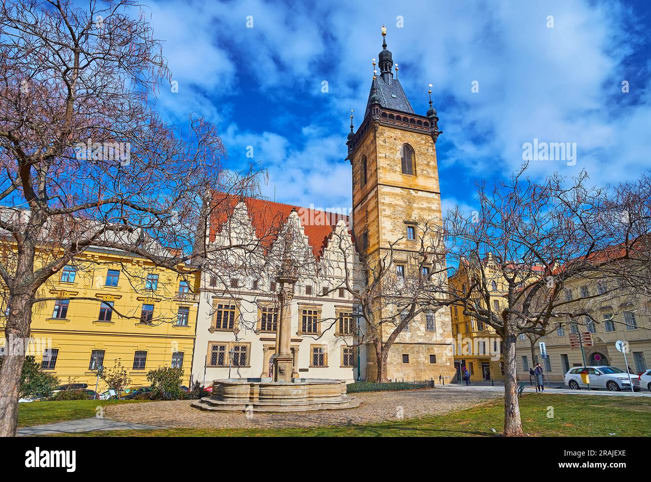 La place Charles avec la fontaine en pierre et la colonne de la peste contre le nouvel hôtel de ville avec une grande tour en pierre, Prague, Tchéquie Banque D'Images