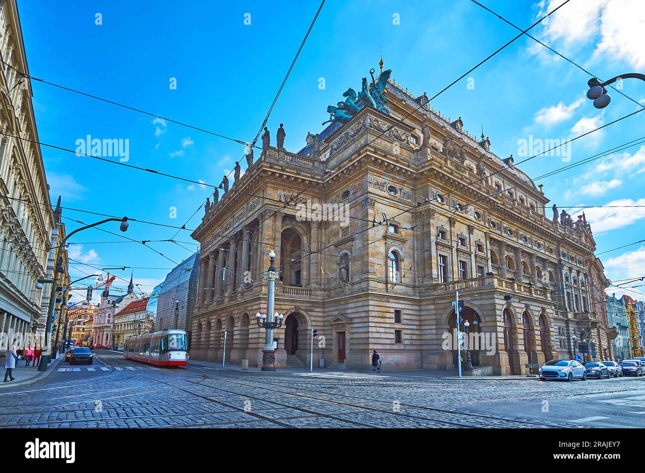 L'extérieur en pierre du Théâtre National avec vue sur le tram moderne, en descendant l'avenue Narodni, Prague, Tchéquie Banque D'Images