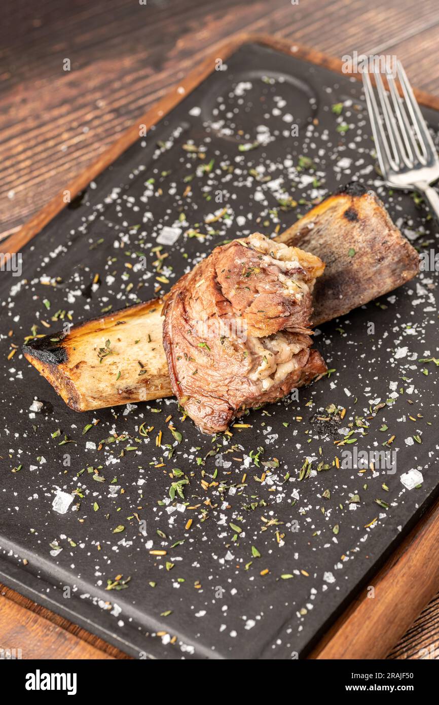 Côte de bœuf asado sur une planche à découper en pierre au steakhouse Banque D'Images