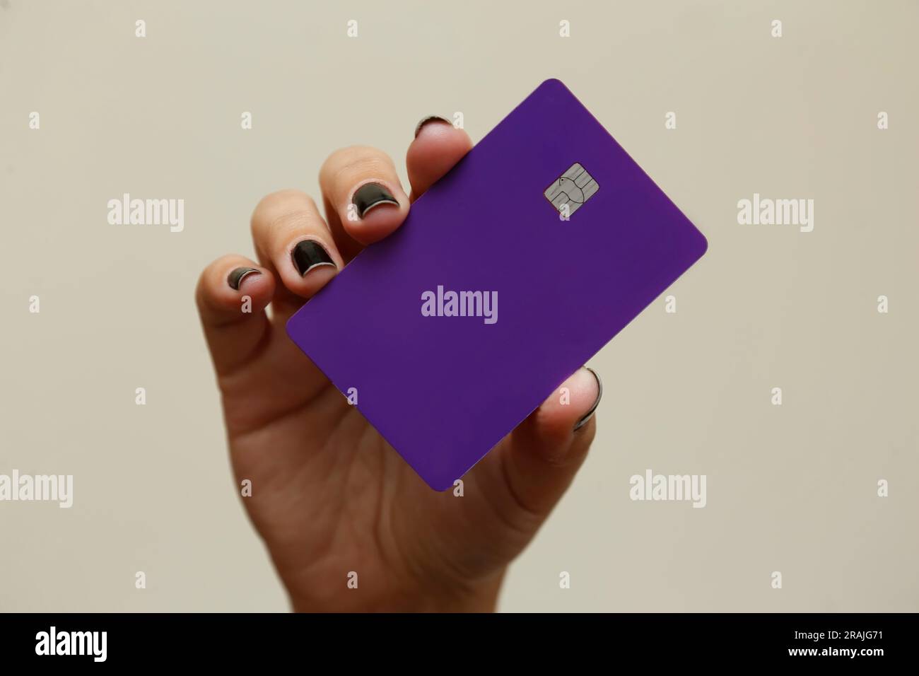 carte de crédit ou de débit violette. Système de paiement numérique. Banque D'Images