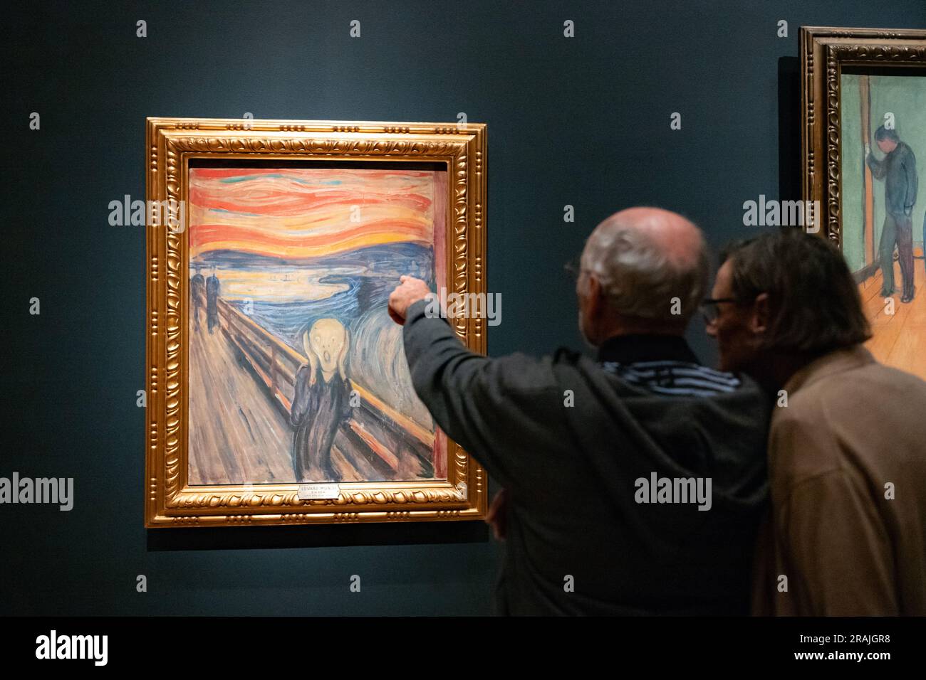 Oslo, Norvège, 20 juin 2023: Les touristes observent la célèbre composition d'Edvard Munch la crème à la Galerie nationale. Banque D'Images