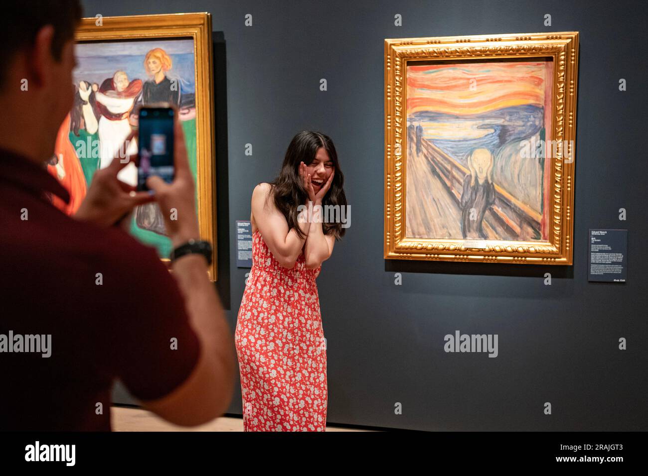 Oslo, Norvège, 20 juin 2023: Les touristes observent la célèbre composition d'Edvard Munch la crème à la Galerie nationale. Les visiteurs prennent des photos imitant Banque D'Images