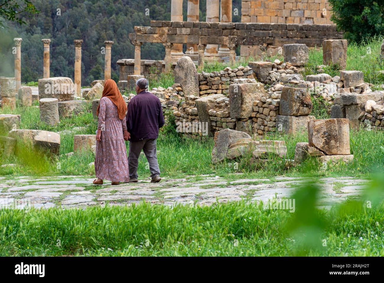 Couple algérien marchant dans l'ancienne ville romaine de Cuicul. Site du patrimoine mondial de l'UNESCO. Banque D'Images