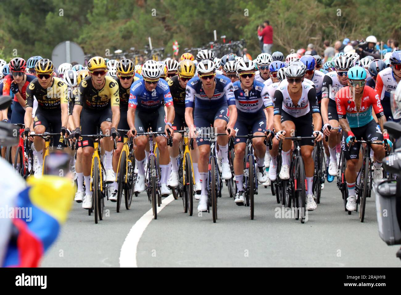 Le peloton monte la Côte de San Juan de Gaztelugatxe sur l'étape 1 du Tour de France 2023, dans le nord de l'Espagne, dirigé par Tim Declercq de Soudal Quick-Step Banque D'Images