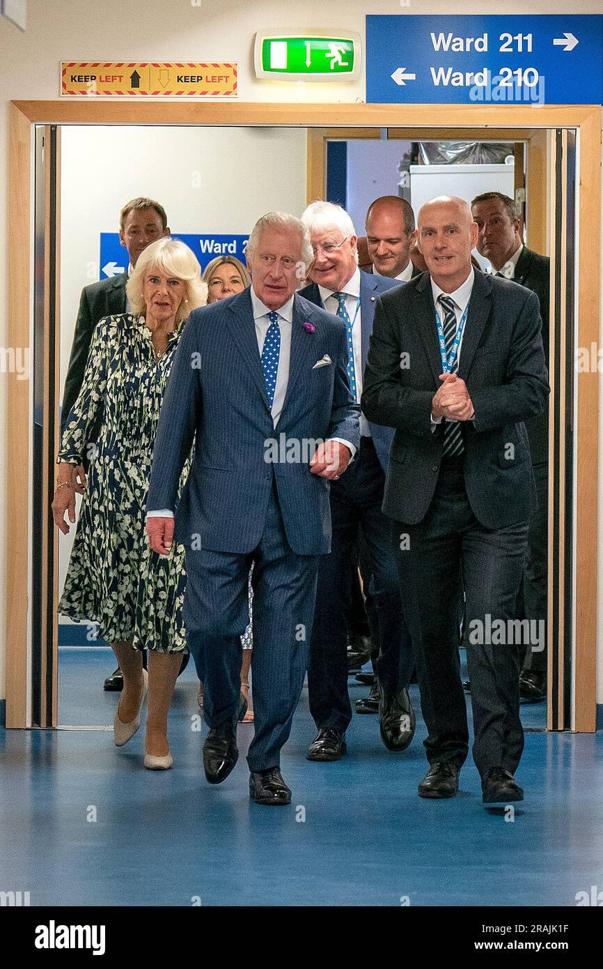 Le roi Charles III et la reine Camilla arrivent pour une visite à l'infirmerie royale d'Édimbourg, pour célébrer les 75 ans du NHS au NHS Lothian, dans le cadre de la première semaine d'Holyrood depuis son couronnement. Date de la photo: Mardi 4 juillet 2023. Banque D'Images