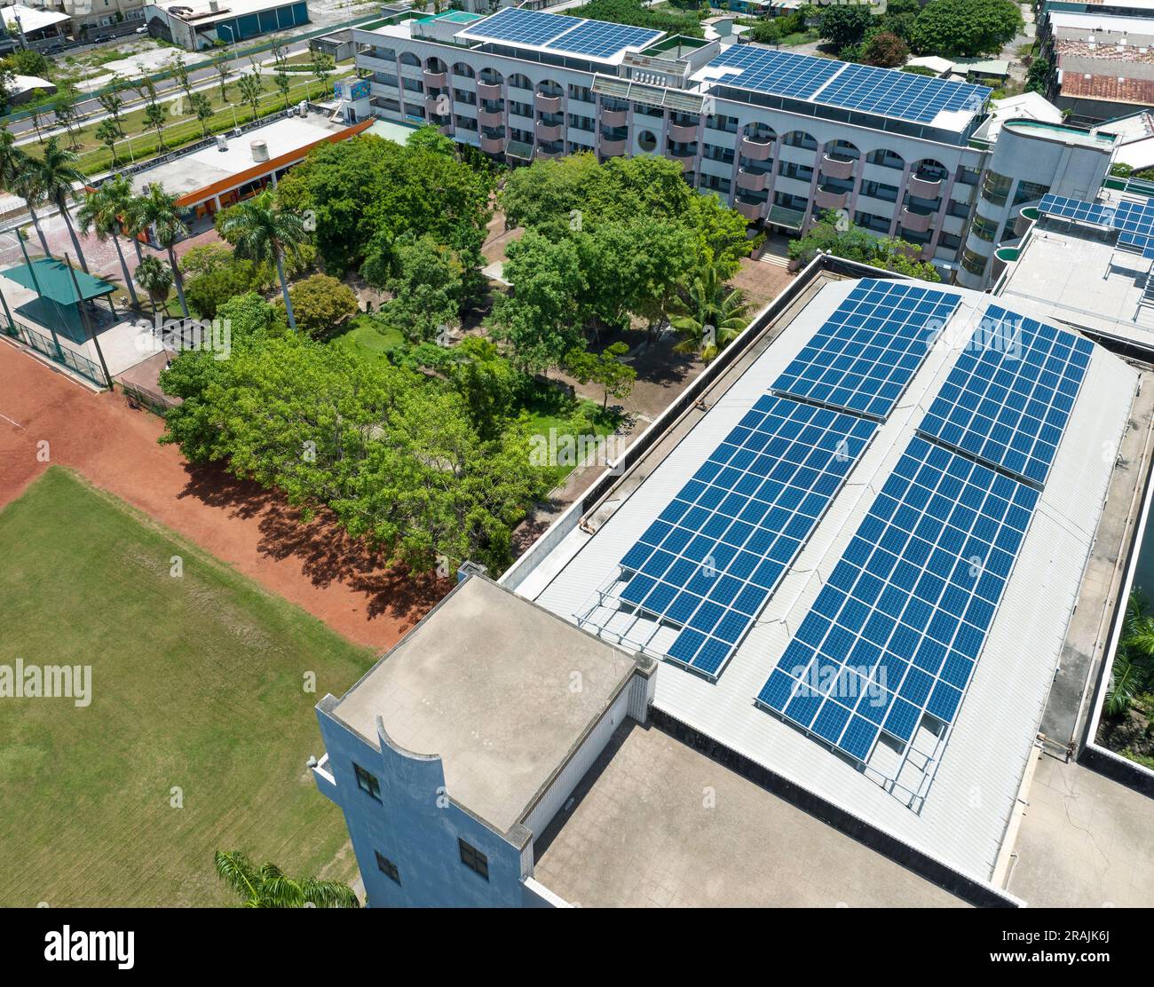 Vue aérienne de nombreux panneaux solaires sur le toit de l'école Banque D'Images