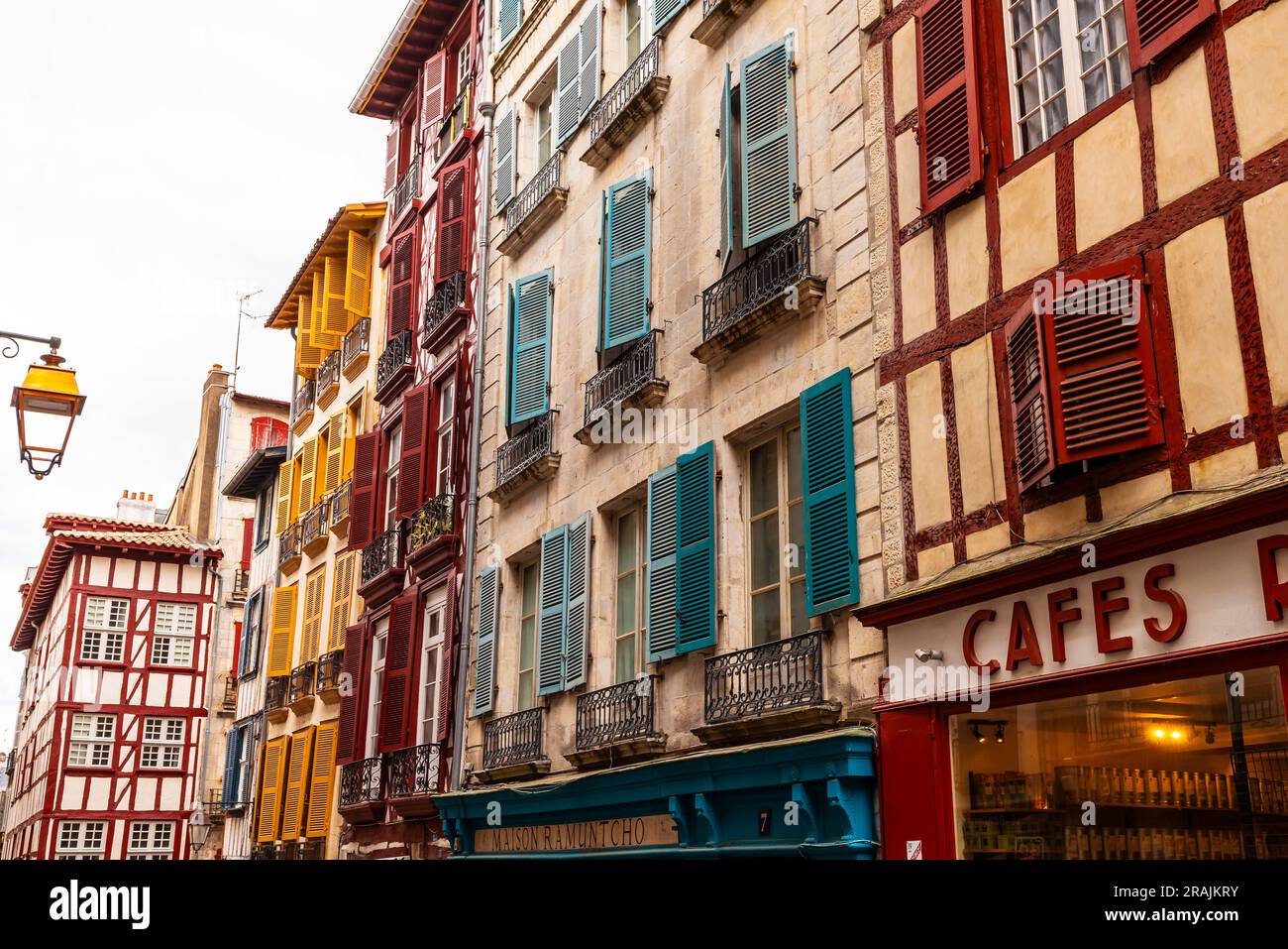 Vieilles maisons traditionnelles à pans de bois dans le centre historique de Bayonne en pays basque. Aquitaine, France. Banque D'Images
