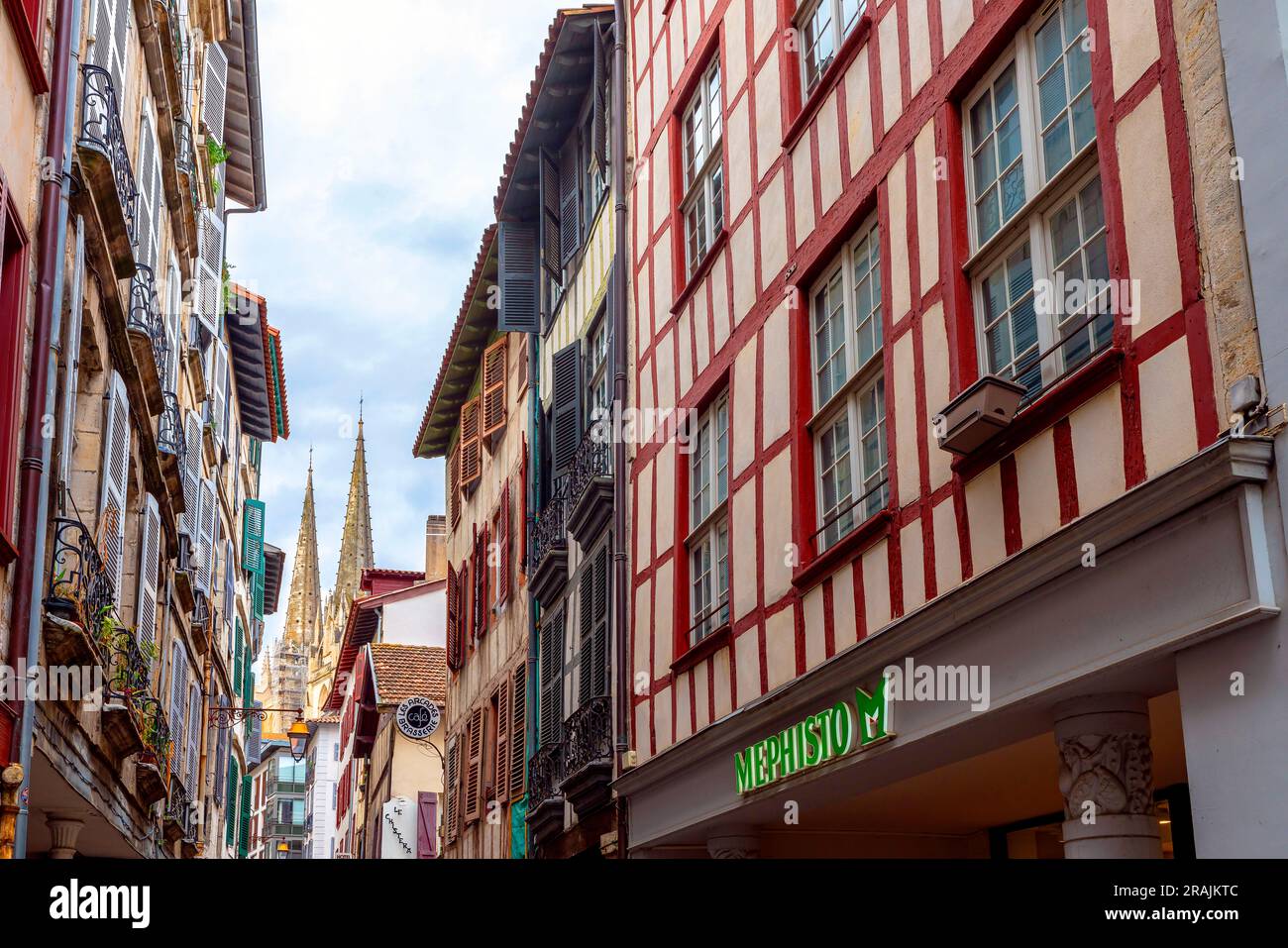 Vieilles maisons traditionnelles à pans de bois dans le centre historique de Bayonne en pays basque. Aquitaine, France. Banque D'Images