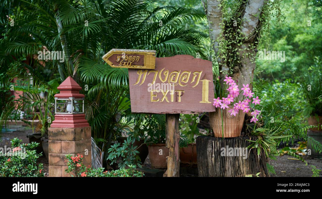 Un beau panneau de sortie dans un hôtel de villégiature, pris en Thaïlande. Banque D'Images