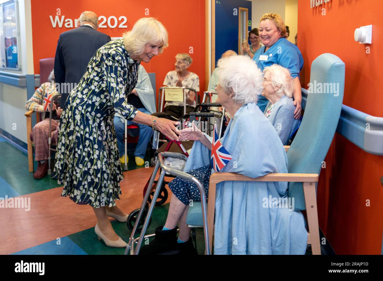 La reine Camilla lors d'une visite au NHS Lothian's Medicine of the vieilest significative Activity Centre à l'infirmerie royale d'Édimbourg, pour célébrer 75 ans du NHS à NHS Lothian, dans le cadre de la première semaine Holyrood depuis son couronnement. Date de la photo: Mardi 4 juillet 2023. Banque D'Images