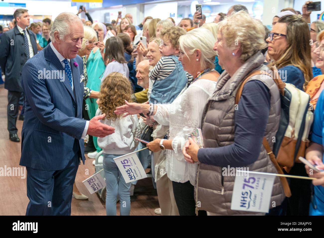 Le roi Charles III et la reine Camilla rencontrent le personnel et les patients lors d'une visite à l'infirmerie royale d'Édimbourg, pour célébrer les 75 ans du NHS au NHS Lothian, dans le cadre de la première semaine d'Holyrood depuis son couronnement. Date de la photo: Mardi 4 juillet 2023. Banque D'Images