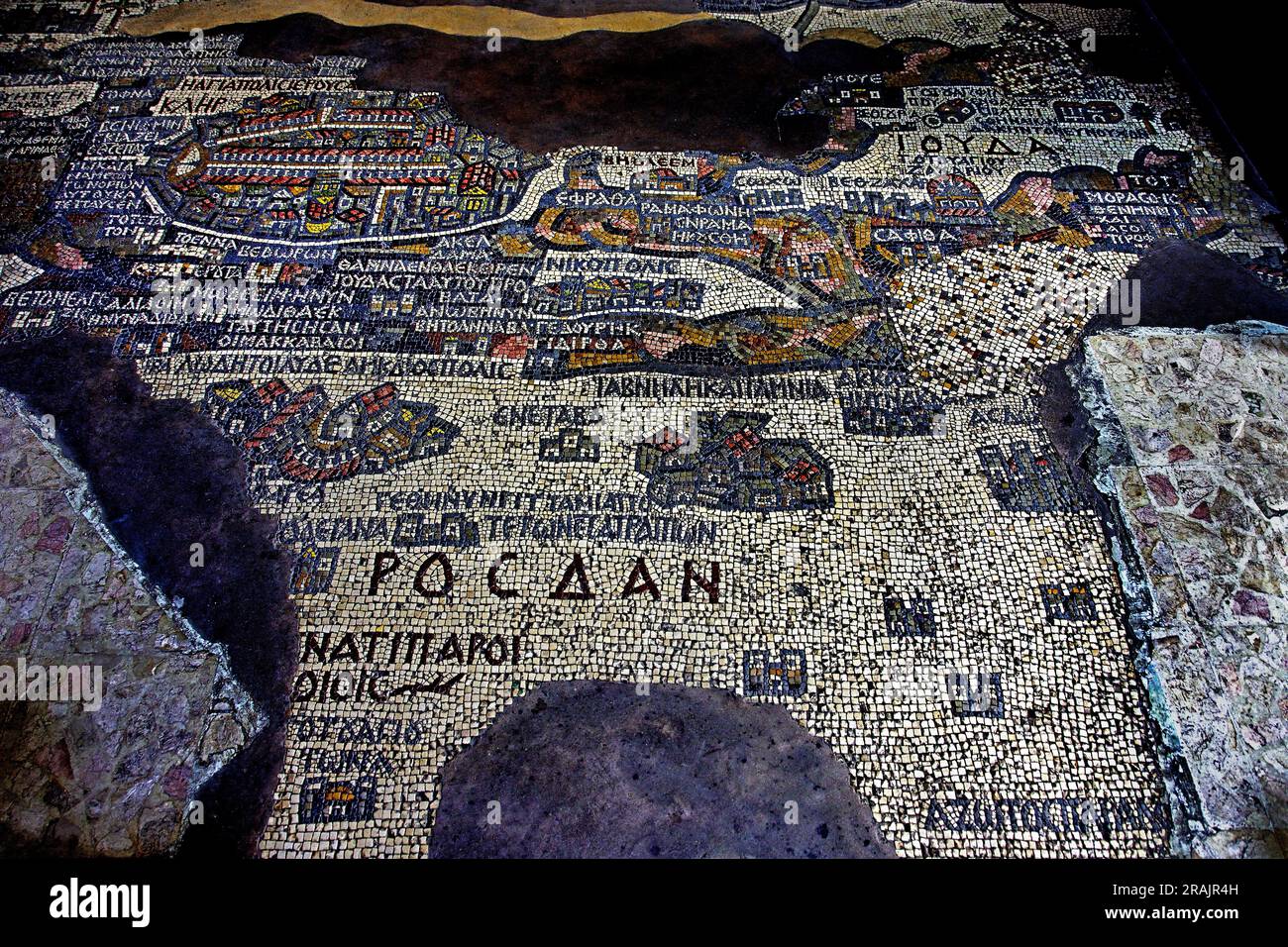 Basilique orthodoxe grecque de Saint-Georges, Madaba, Jordanie. La carte en mosaïque de Madaba de la seconde moitié du 6e siècle est l'une des découvertes archéologiques les plus importantes en Asie occidentale et l'une des plus anciennes preuves de cartographie antique. Elle a été découverte à la fin du 19e siècle lors de la construction de l'église Saint-Georges sur les fondations d'une église byzantine. Banque D'Images