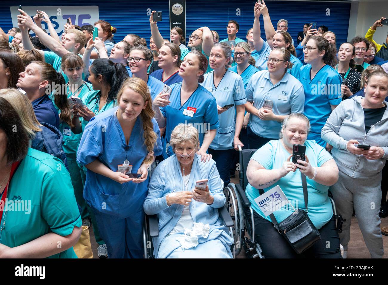 Le personnel et les patients attendent de rencontrer le roi Charles III et la reine Camilla lors de leur visite à l'infirmerie royale d'Édimbourg, pour célébrer les 75 ans du NHS au NHS Lothian, dans le cadre de la première semaine Holyrood depuis son couronnement. Date de la photo: Mardi 4 juillet 2023. Banque D'Images