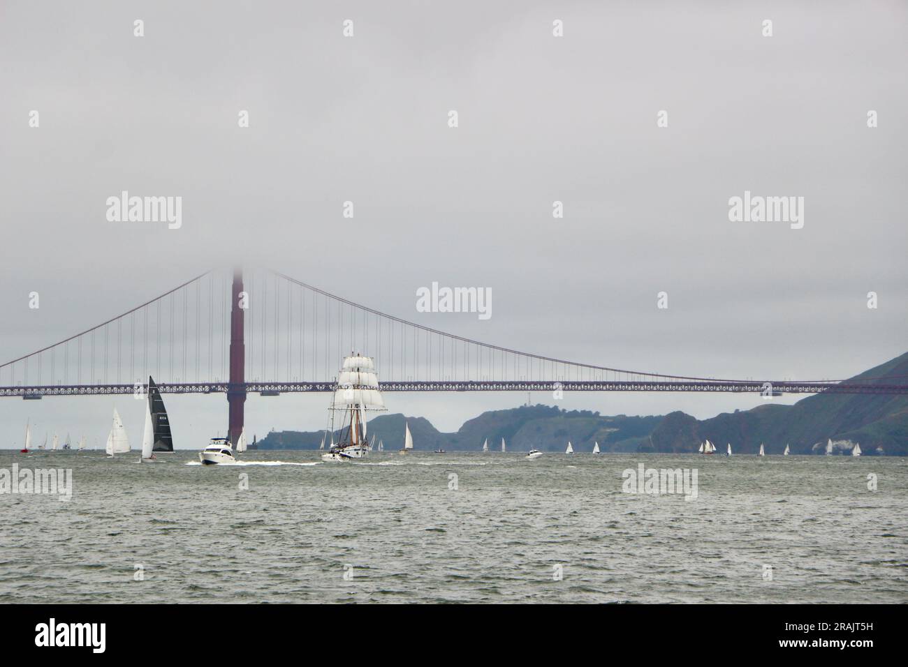 Call of the Sea en bois brigantine Matthew Turner naviguant dans la baie avec le pont Golden Gate et les nuages bas San Francisco Californie USA Banque D'Images