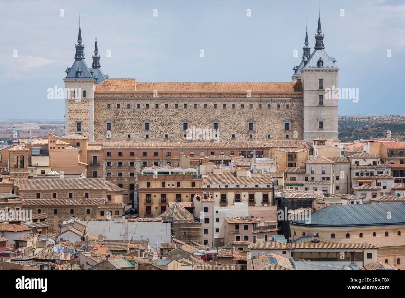 Alcazar Toledo Espagne, vue sur la forteresse Alcazar du 16e siècle, qui abrite aujourd'hui le Museo del Ejercito, situé dans le quartier central de la vieille ville de Tolède. Banque D'Images