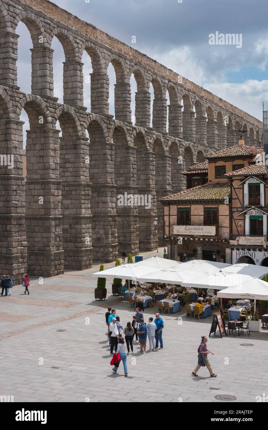 Ségovie Espagne, vue en été sur la Plaza del Azoguelo et le magnifique aqueduc romain du 1e siècle dans le centre de Ségovie, en Espagne Banque D'Images