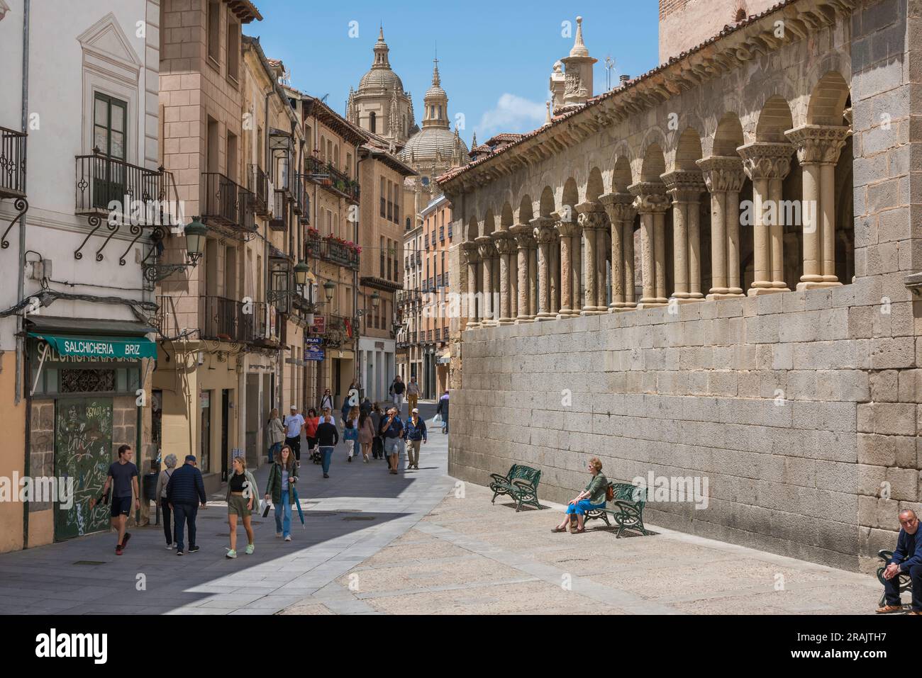 Vieille ville de Ségovie, vue sur la Calle Juan Bravo - l'artère principale de la vieille ville de Ségovie - montrant le mur roman d'Iglesia San Martin (à droite) Banque D'Images