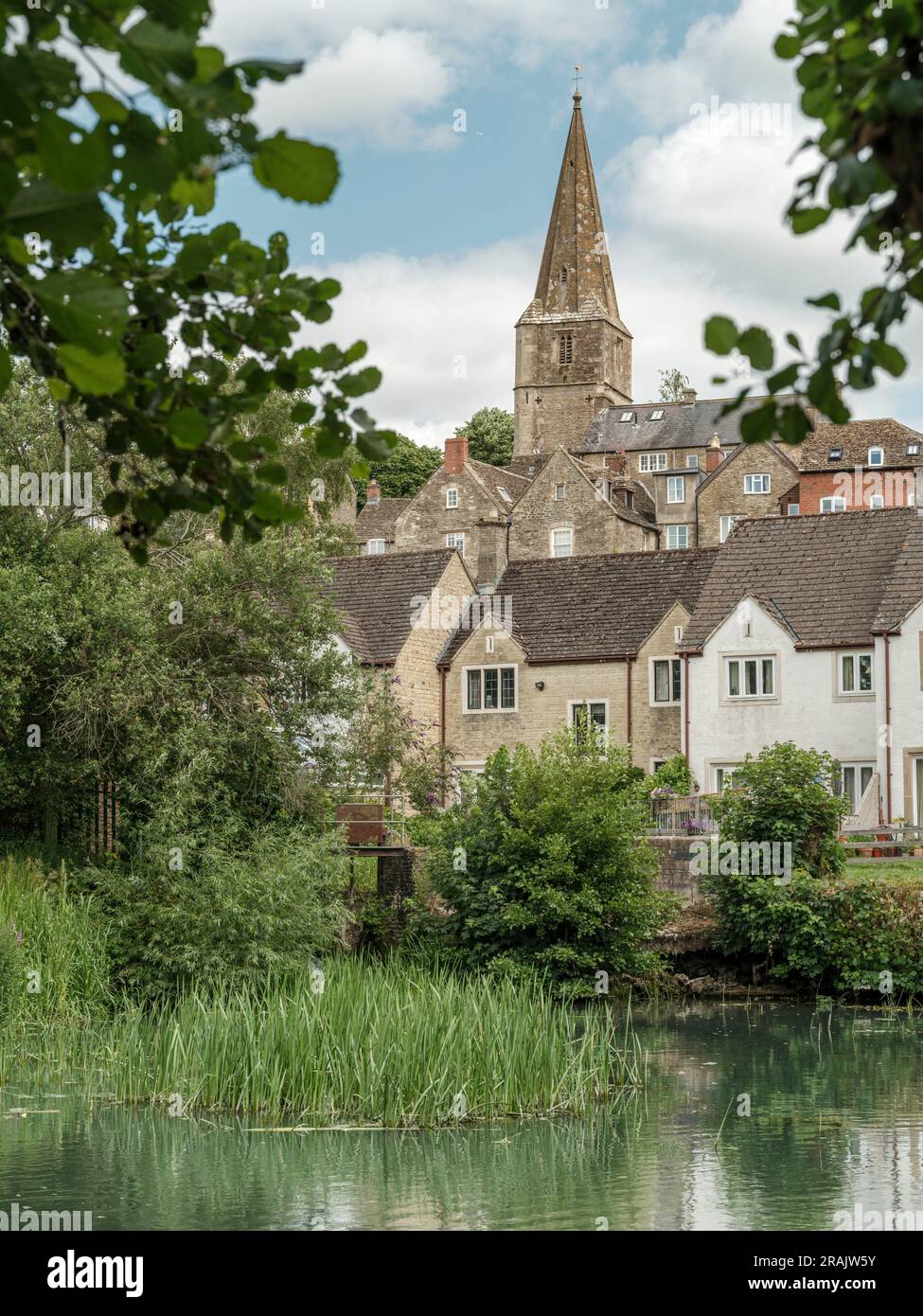 La ville de Malmesbury, à flanc de colline du Wiltshire, vue de Daniels Wells sur la rivière Avon. Banque D'Images