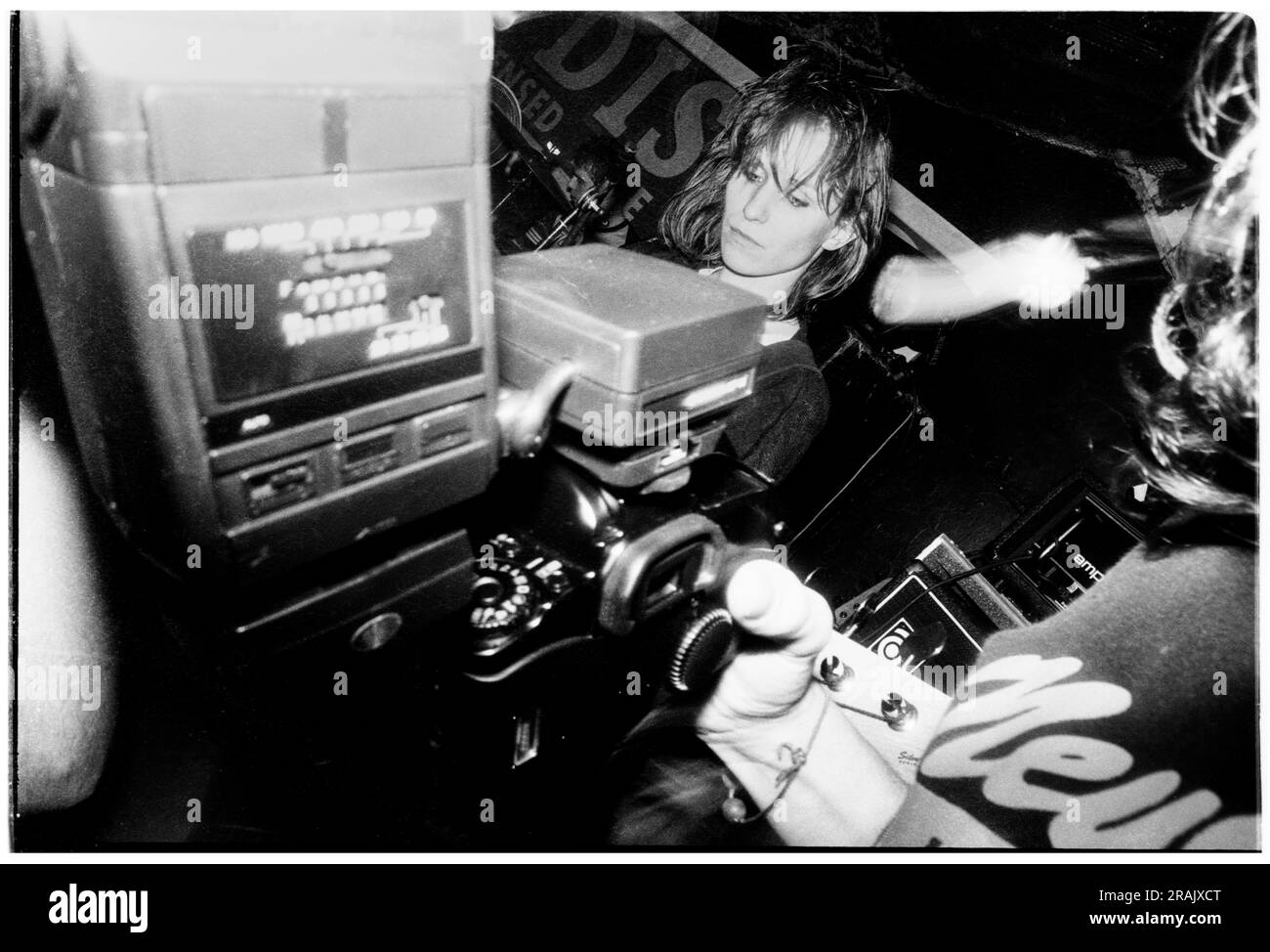 ELASTICA, YOUNG, EARLY GIG, 1994 : Annie Holland bassiste d'Elastica jouant un concert chaotique très tôt au légendaire TJS à Newport, pays de Galles, Royaume-Uni le 23 février 1994. Photo : Rob Watkins. INFO : Elastica, un groupe de rock alternatif britannique formé en 1992, est acclamé avec leur premier album éponyme. Des hits comme 'Connection' ont présenté leurs influences post-punk et New wave. Dirigée par Justine Frischmann, la contribution d'Elastica à l'ère Britpop est significative. Banque D'Images