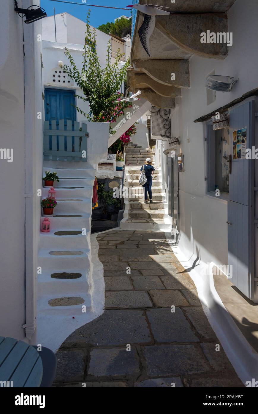 Une rue dans le village de Kardiani, Tinos. Banque D'Images
