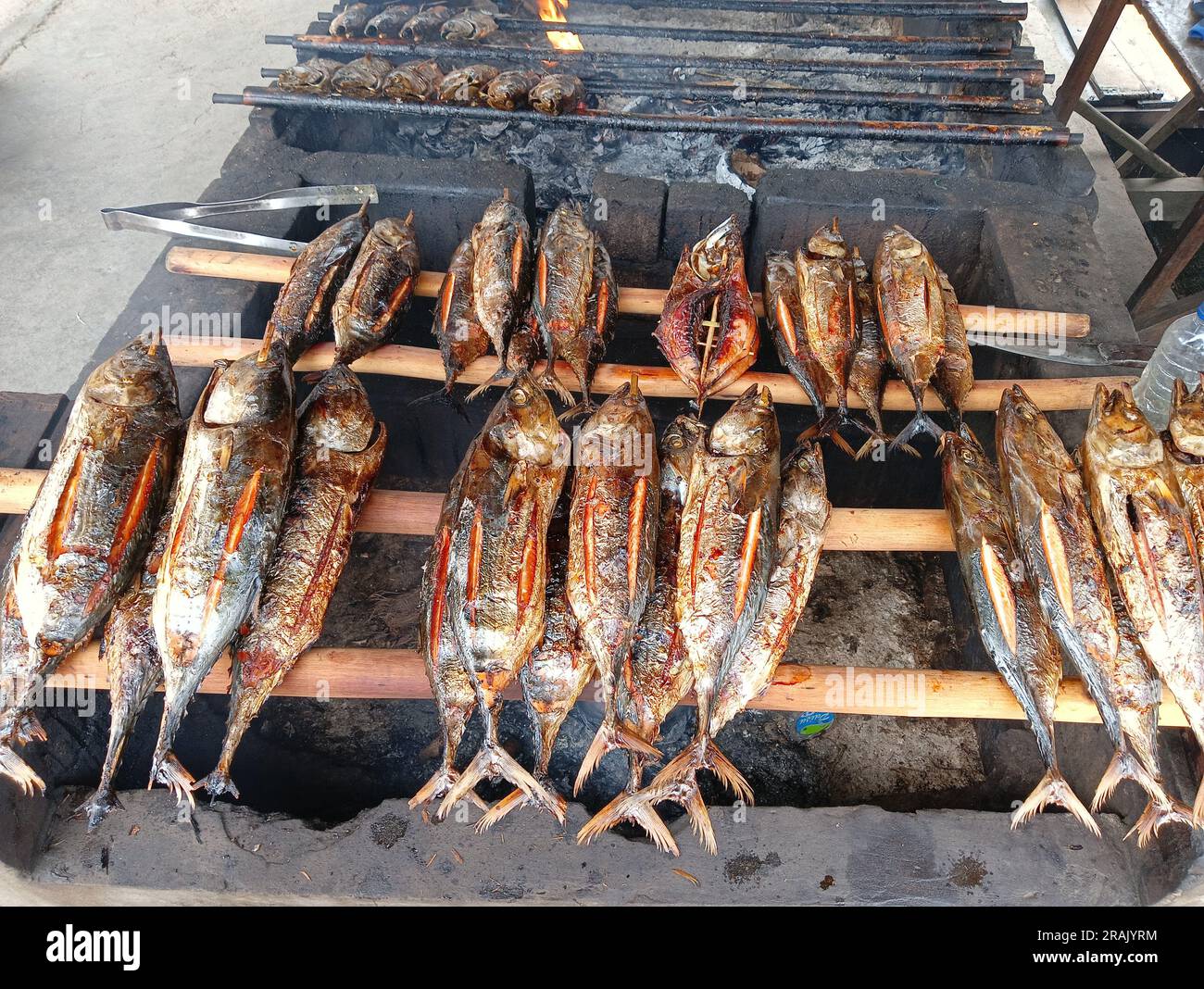 Le poisson fufu est le thon listao ou le gros thon fumé. La fumée provient de la combustion des coquilles de noix de coco jusqu'à ce que la viande soit cuite. Banque D'Images