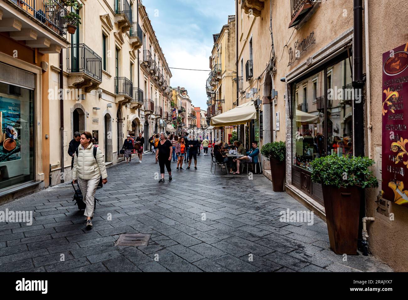 Taormine, Sicile, Italie, 16 mai 2023. - Vue sur les cafés et les restaurants sur la rue animée de Taormina Banque D'Images