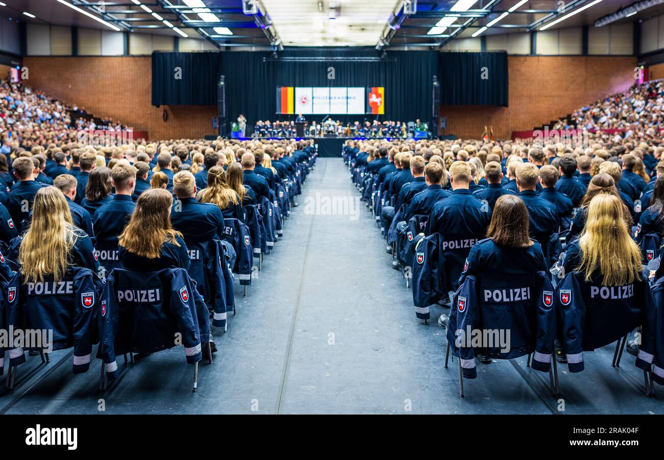 Hanovre, Allemagne. 04th juillet 2023. Des policiers de la classe de baccalauréat de l'Académie de police de Basse-Saxe assistent à leur cérémonie de remise des diplômes au Swiss Life Hall. Près de 1 000 commissaires éventuels sont officiellement en train de faire leurs adieux de leurs études lors de la cérémonie de remise des diplômes. Credit: Moritz Frankenberg/dpa/Alay Live News Banque D'Images