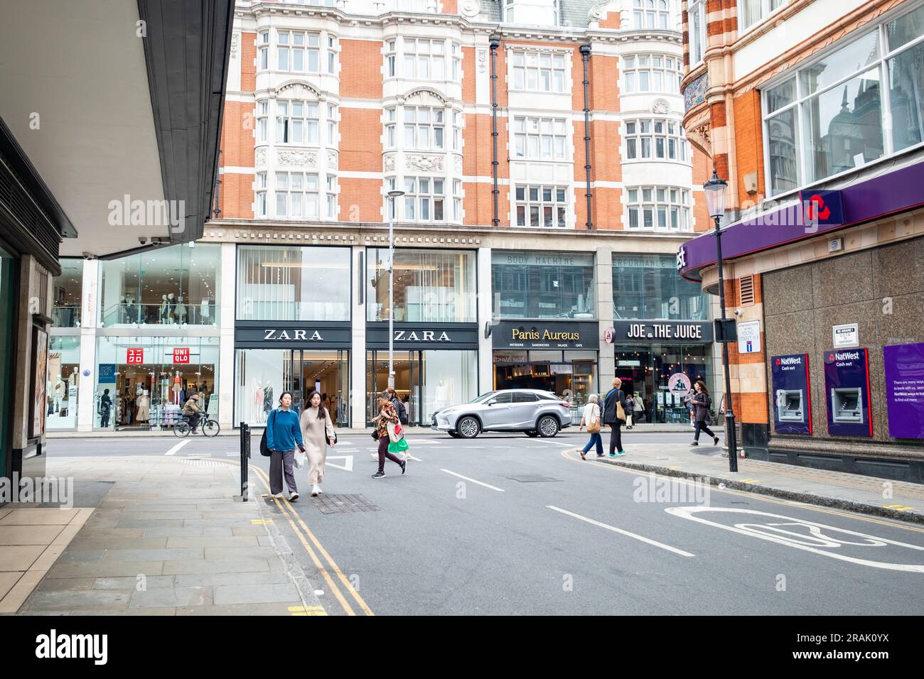 Londres - 2023 juin : Zara sur Kensington High Street, une rue haut de  gamme dans le centre-ouest de Londres Photo Stock - Alamy