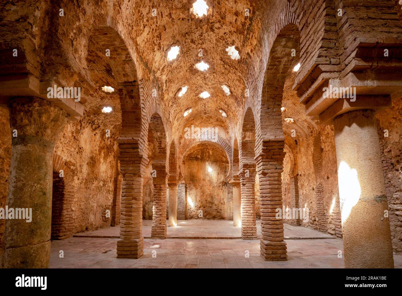 Bains médiévaux arabes de type hamman dans la ville de Ronda, Malaga, Espagne, avec trois nefs et puits de lumière sur le plafond en forme d'étoile Banque D'Images