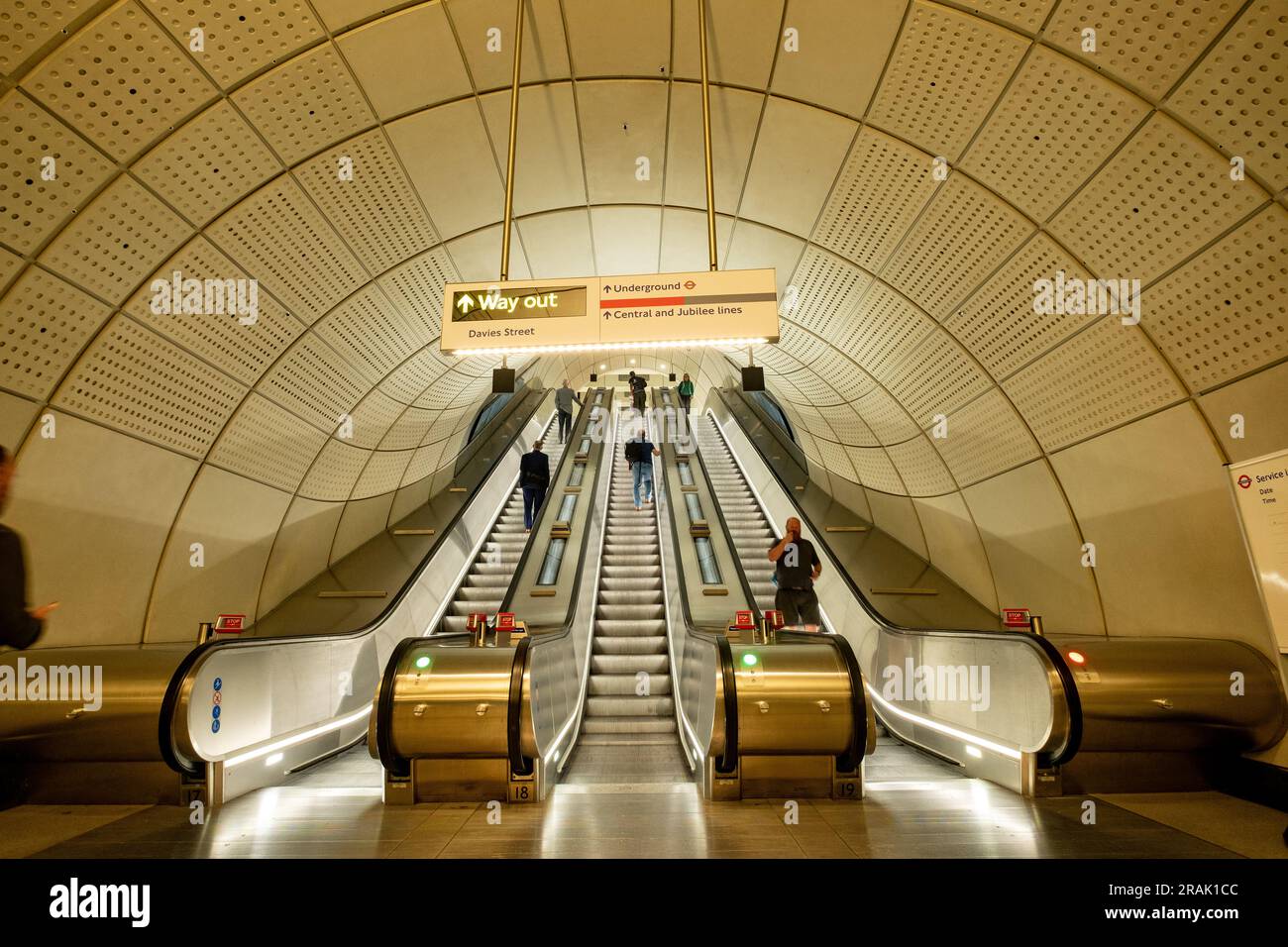 Londres - juin 2023 : intérieur de la station de métro Bond Street avec une architecture moderne de la nouvelle Elizabeth Line Banque D'Images