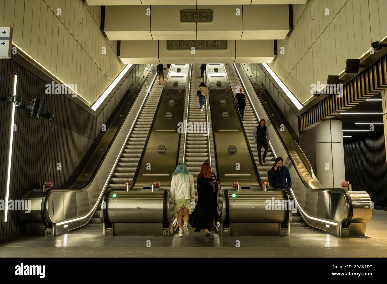 Londres - juin 2023 : intérieur de la station de métro Bond Street avec une architecture moderne de la nouvelle Elizabeth Line Banque D'Images