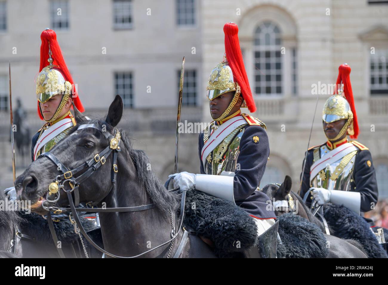 Londres, Royaume-Uni. Membre de la Household Cavalry (Blues and Royals) quittant Horse Guards Parade après le changement quotidien de la garde de la vie des Kings Banque D'Images