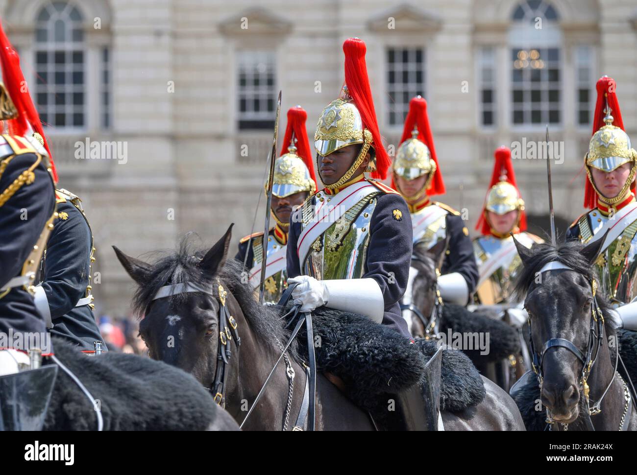 Londres, Royaume-Uni. Membre de la Household Cavalry (Blues and Royals) quittant Horse Guards Parade après le changement quotidien de la garde de la vie des Kings Banque D'Images