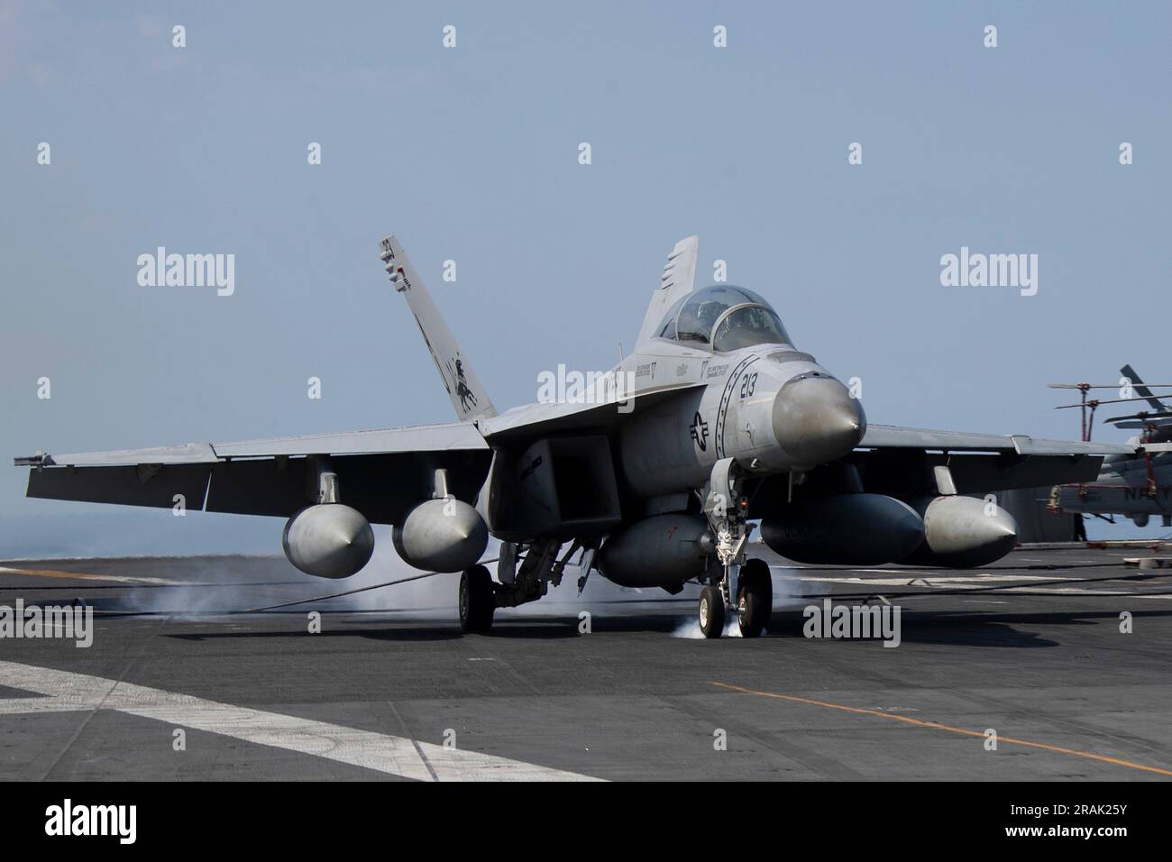 Mer Méditerranée, eaux internationales. 30 juin 2023. A ÉTATS-UNIS Le chasseur Super Hornet F/A-18F de la Marine, attaché à l'escadron 213 de chasseurs des Lions noirs de Strike, effectue un atterrissage arrêté sur le pont de vol à bord du porte-avions de la classe Nimitz USS Gerald R. Ford opérant sur la mer Méditerranée, à 30 juin 2023, au large des côtes italiennes. Crédit : MC3 Simon Pike/États-Unis Navy photo/Alamy Live News Banque D'Images