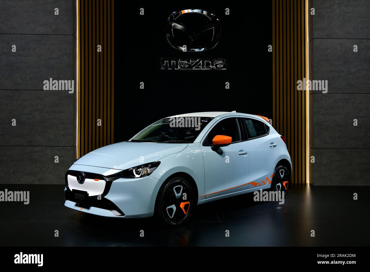 BANGKOK, THAÏLANDE - JUILLET 28,2023 :le tout nouveau Mazda2 Wave Design est exposé au Bangkok Auto salon à Muangtong Thani Banque D'Images