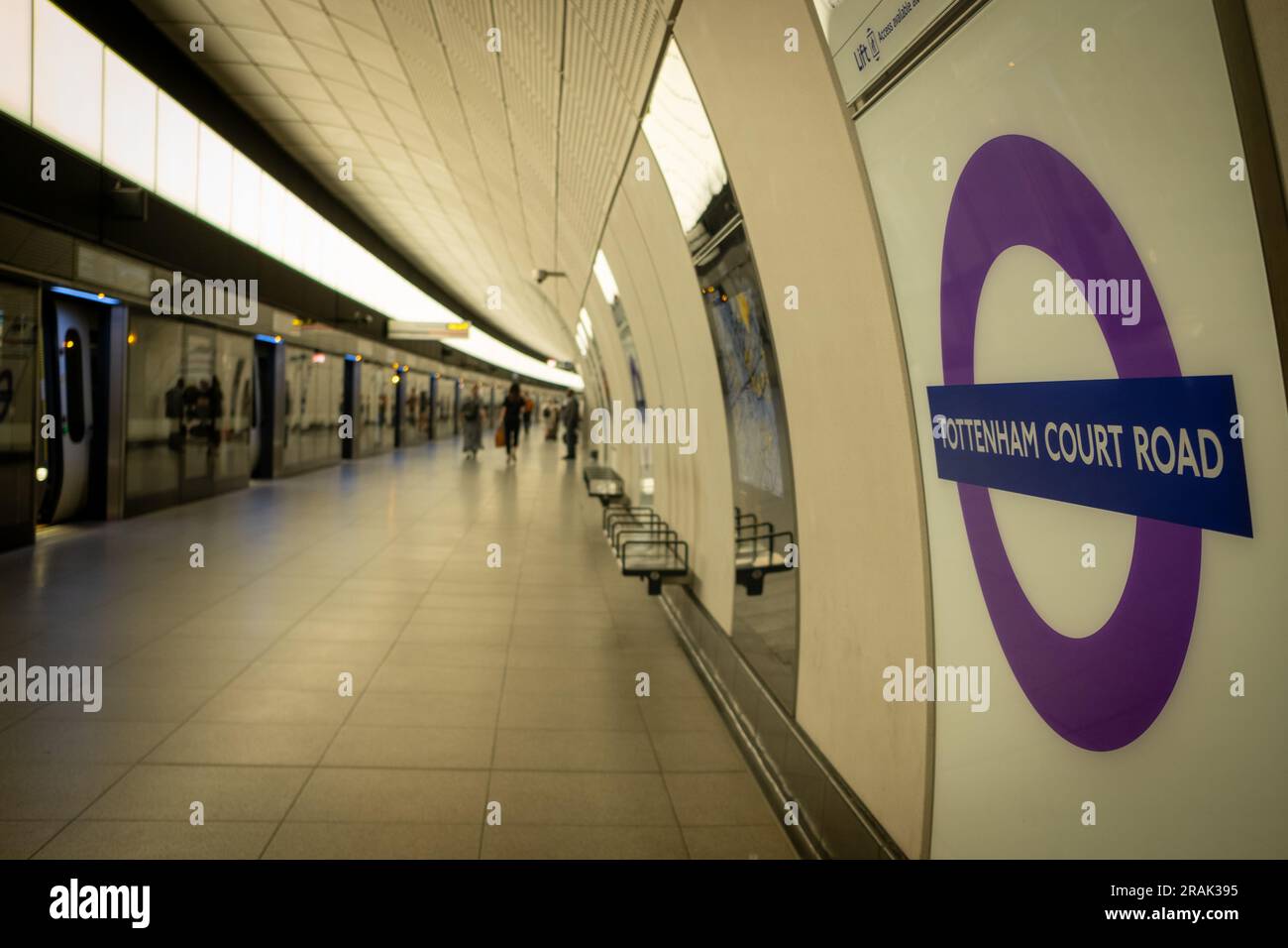 Londres - juin 2023 : logo de la station de métro Elizabeth Line sur Tottenham court Road sur le quai. Banque D'Images