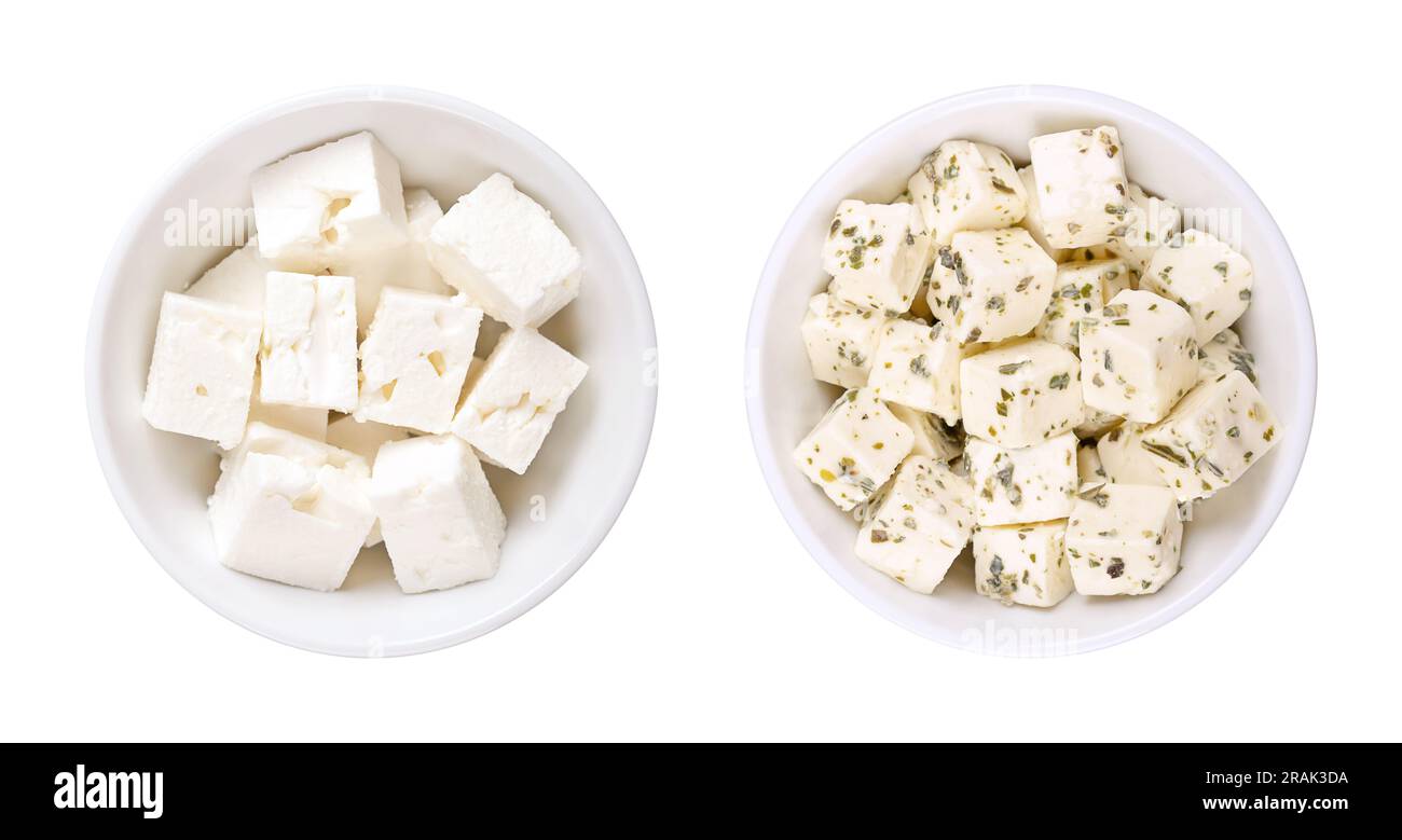 Cubes de feta grecs, fromage saumué, dans des bols blancs. Fromage, mûri en saumure, à texture douce et humide, et frais, salé, goût acide, coupé en cubes. Banque D'Images