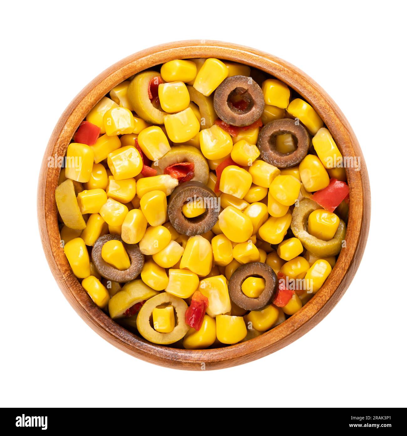 Dans un bol en bois, mélanger le maïs en conserve, les olives vertes et noires tranchées et les dés de poivron rouge. Mélange de maïs méditerranéen prêt-à-manger, en accompagnement. Banque D'Images