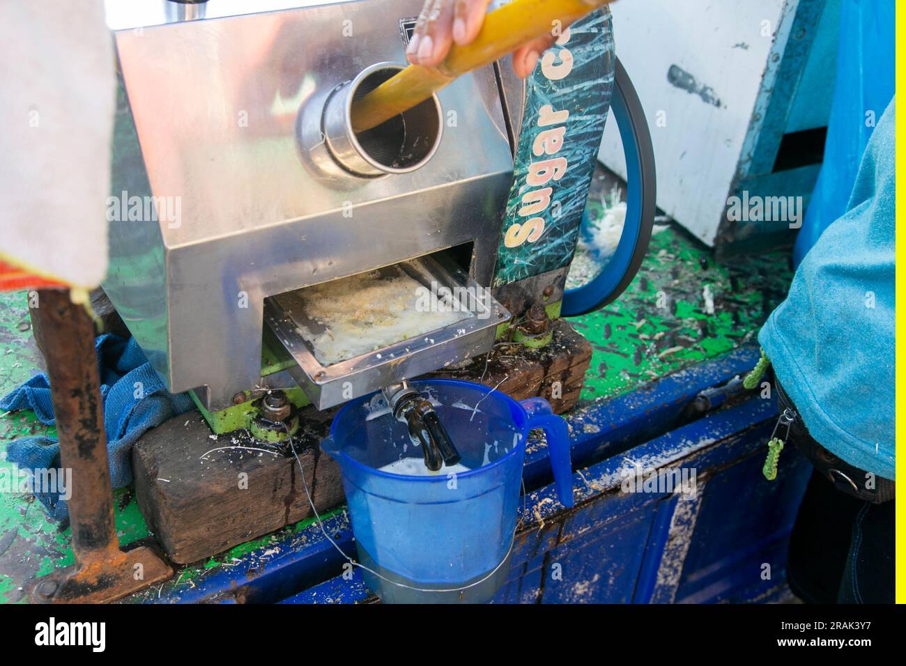 Jus de canne à sucre fabriqué avec une machine dans un marché de rue au Pérou Banque D'Images