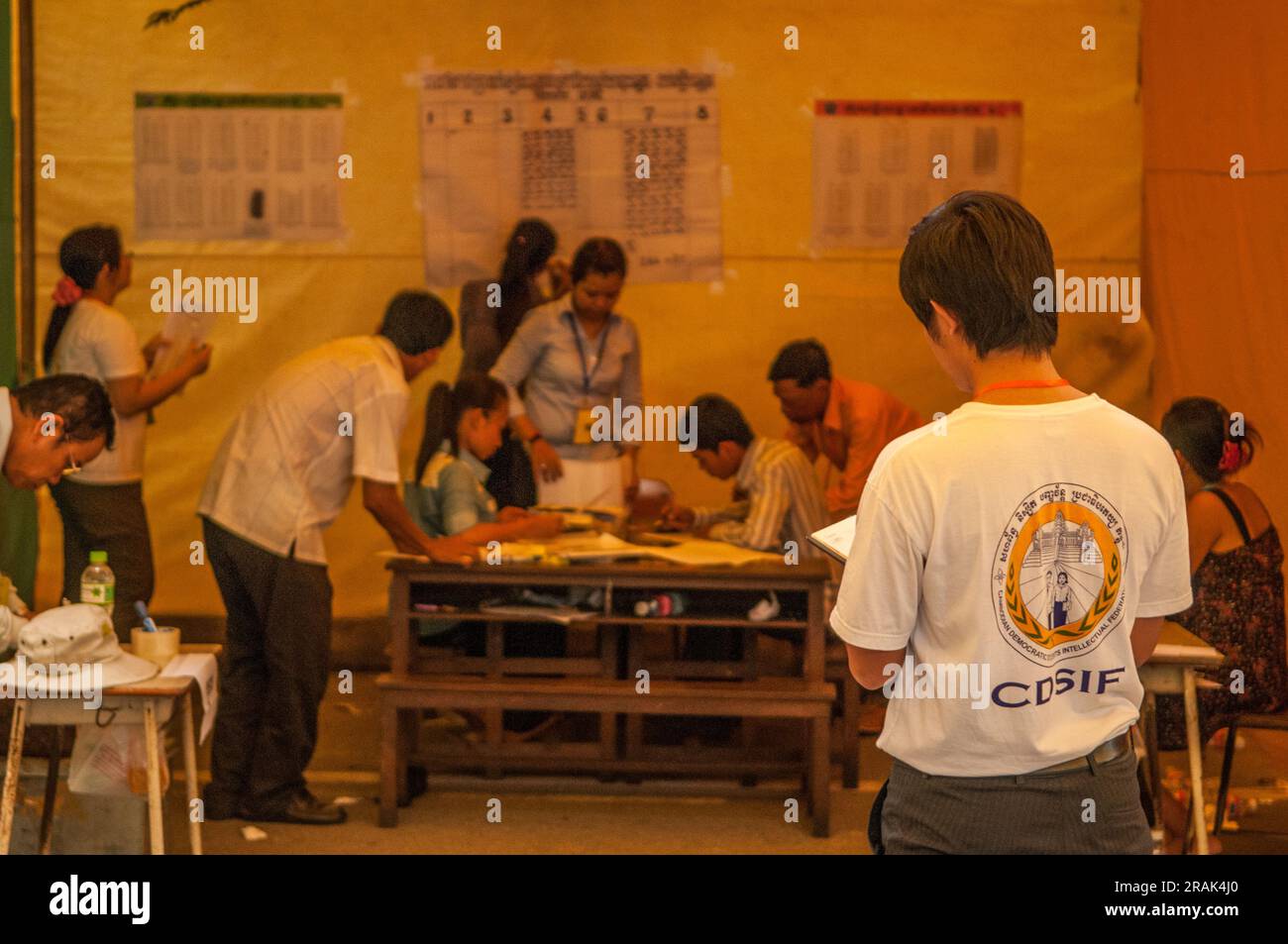 Un observateur électoral du CDSIF supervise une cabine de vote lors des élections générales de 2013 pour le premier ministre. Phnom Penh, Cambodge. © Kraig Lieb Banque D'Images